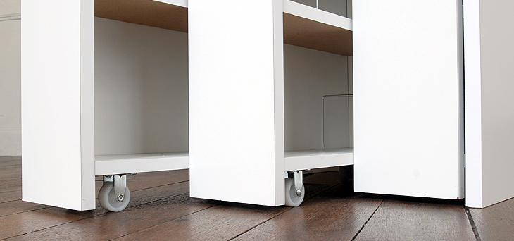 正面スッキリ、キャスターが見えないオリジナル設計